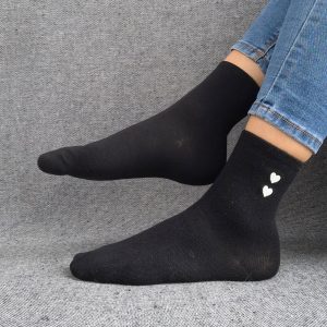 Paire de chaussettes noires en coton à motif cœurs blancs