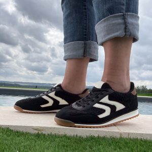 Nouveautés - Chaussures baskets en moumoute bouclettes noires et blanches avec motif en zigzag