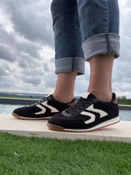 Nouveautés - Chaussures baskets en moumoute bouclettes noires et blanches avec motif en zigzag