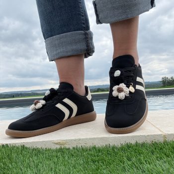 Chaussures baskets basses plates noires avec deux bandes blanches