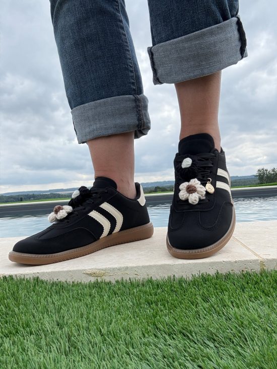 Chaussures baskets basses plates noires avec deux bandes blanches