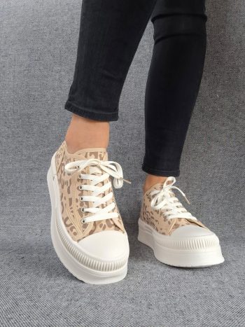 Chaussures baskets à motif léopard marron camel et blanc semelle compensée style converse – Image 11