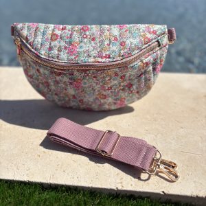 Sac banane en coton matelassé liberty  motif fleuris rose pâle