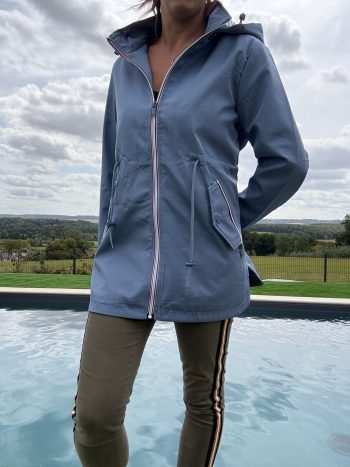 New Lolo - Manteau mi long deperlant léger bleu clair capuche intérieur marin rayé bleu clair blanc - Curvy – Image 8