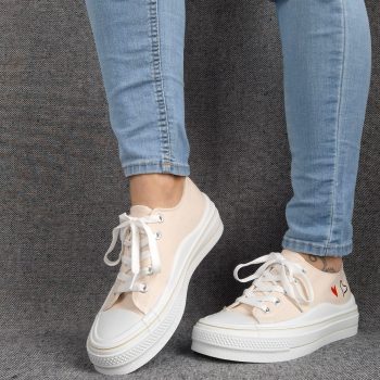 Chaussures baskets basses en tissu toile beige motifs coeurs rouge et noir