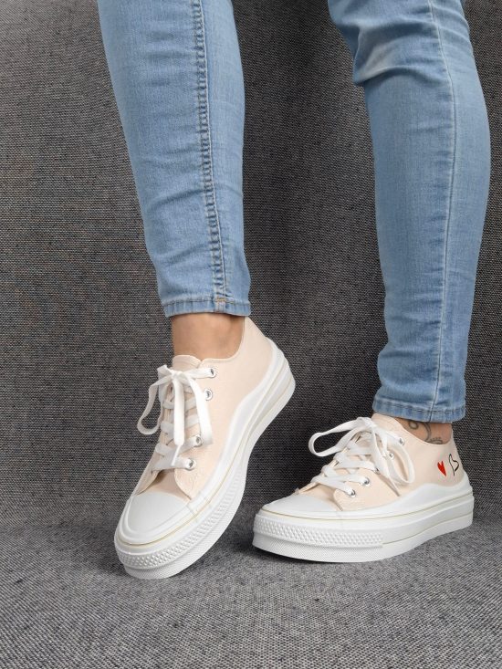 Chaussures baskets basses en tissu toile beige motifs coeurs rouge et noir