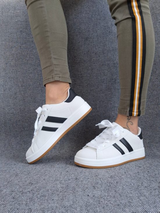 Chaussures baskets basses blanches à rayures noires style campus