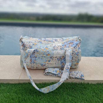 Sac polochon week end de voyage en tissu coton patchwork motifs floraux bleu clair et jaune