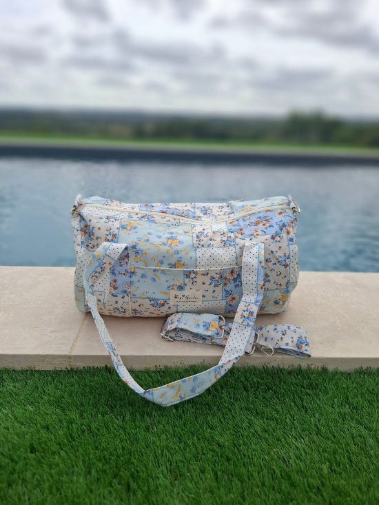 Sac polochon week end de voyage en tissu coton patchwork motifs floraux bleu clair et jaune