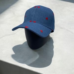 Casquette en coton bleu denim avec motifs cœur rouge