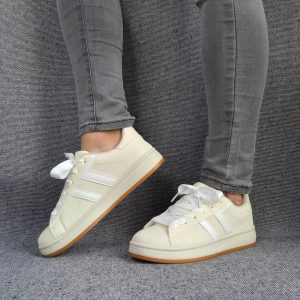 Chaussures baskets basses beige clair à bandes blanches style sneakers campus