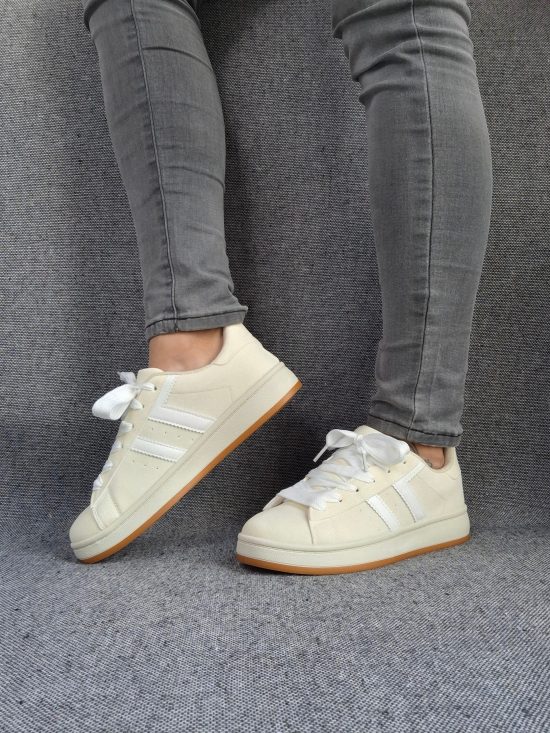 Chaussures baskets basses beige clair à bandes blanches style sneakers campus