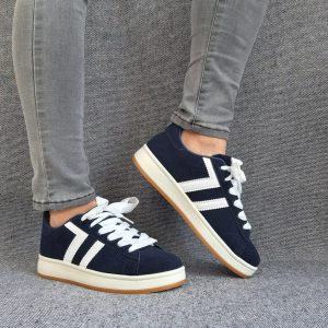 Chaussures baskets basses bleu marine à bandes blanches style sneakers campus