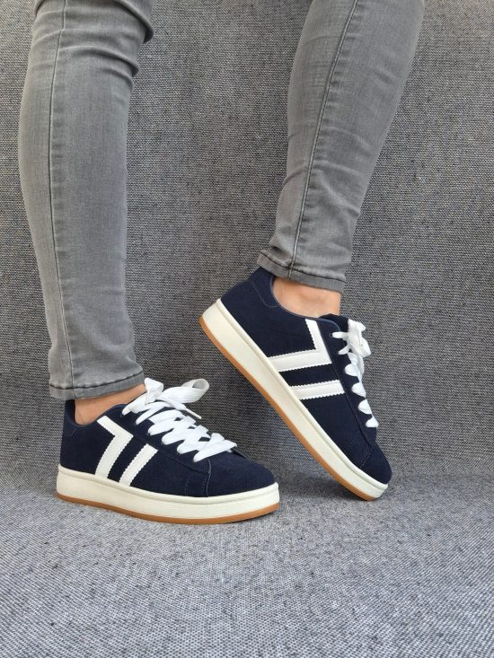 Chaussures baskets basses bleu marine à bandes blanches style sneakers campus