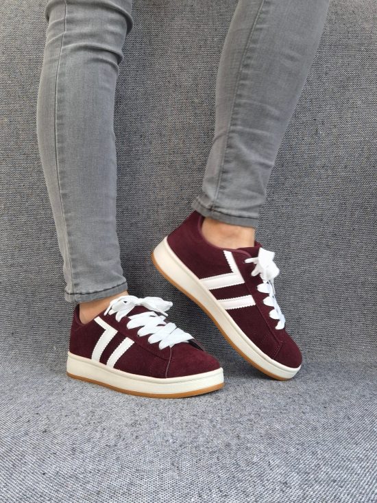 Chaussures baskets basses bordeaux à bandes blanches style campus
