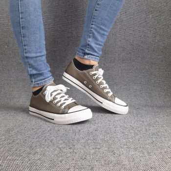 Baskets basses kaki et blanc type converse