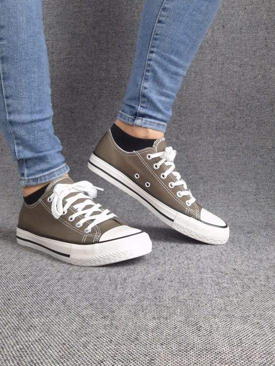 Baskets basses kaki et blanc type converse