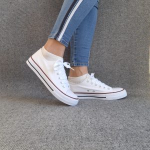 Chaussures baskets blanche détails rouge et bleu style converse
