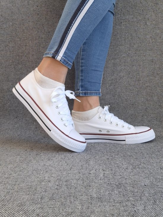 Chaussures baskets blanche détails rouge et bleu style converse