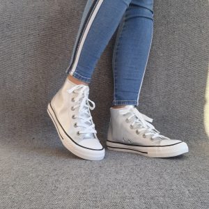 Chaussures baskets hautes argenté et blanc type converse