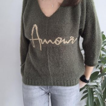 Pull en maille kaki avec inscription beige "Amour" taille unique