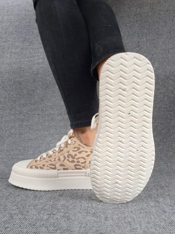 Chaussures baskets à motif léopard marron camel et blanc semelle compensée style converse – Image 9