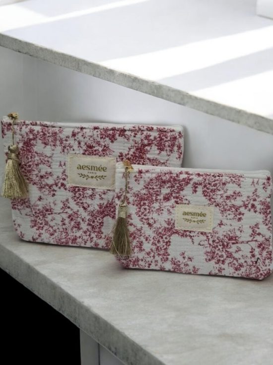 Trousse et pochette en coton motif floral délicat en bordeaux sur un fond blanc