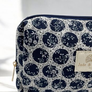 Trousse Flora en coton Jade & Clarisse motifs ronds dentelle bleu marine & blanc