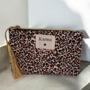Pochette en tissu motif léopard beige “Karma”