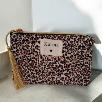 Pochette en tissu motif léopard beige “Karma”