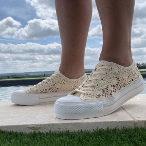 Chaussures baskets basses à dentelle beige en tissu style converse