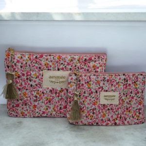 Trousse et pochette en coton motif floral avec des nuances de rose, jaune et blanc