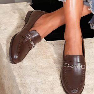 Chaussures mocassins bateau simili marron chocolat avec détails dorés