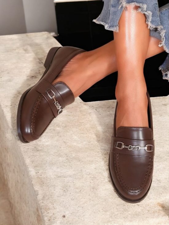 Chaussures mocassins bateau simili marron chocolat avec détails dorés