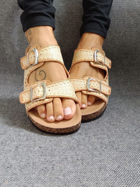 Chaussures sandales intérieur cuir beige camel à motifs style Birk