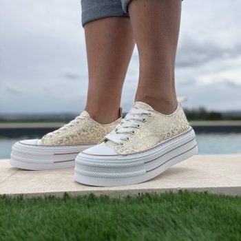 Chaussures baskets basses semelle compensée tissu motif léopard doré style converse