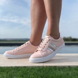 Chaussures baskets rose pâle avec bandes argentées et dorées style sneakers