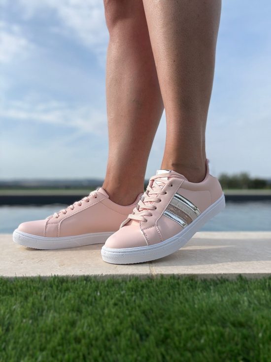 Chaussures baskets rose pâle avec bandes argentées et dorées style sneakers
