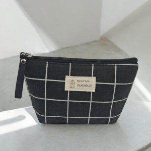 Trousse en coton motif à carreaux blancs sur un fond noir