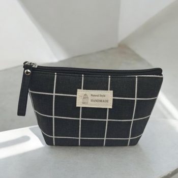Trousse en coton motif à carreaux blancs sur un fond noir