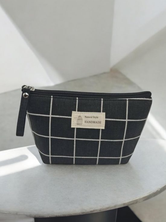 Trousse en coton motif à carreaux blancs sur un fond noir