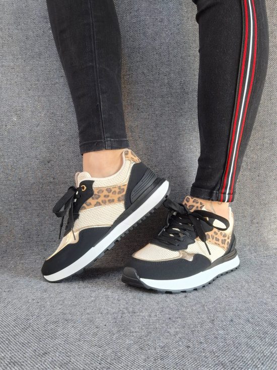Chaussures baskets en tissu beige et noir avec un motif léopard style sneakers