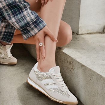 Chaussures baskets basses gris pailleté avec des rayures blanches style sneakers