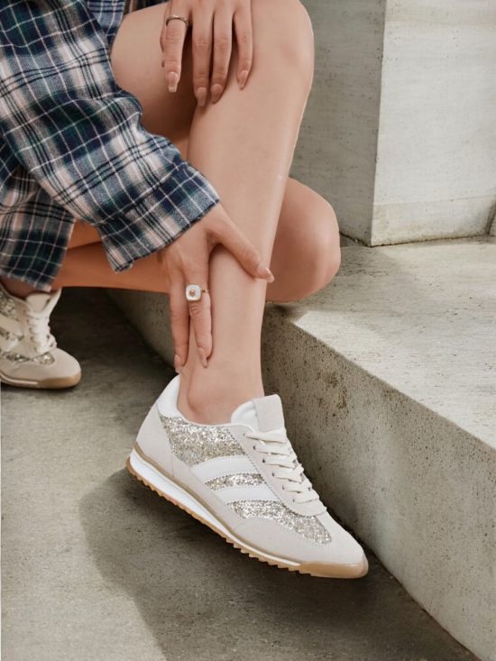 Chaussures baskets basses gris pailleté avec des rayures blanches style sneakers