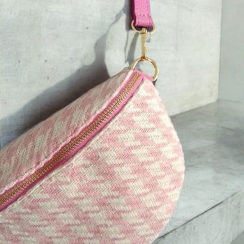 Sac banane tissu et bandouliere en cuir motifs pieds de poule rose pâle