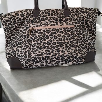 Grand sac porté épaule imprimé léopard camel noir