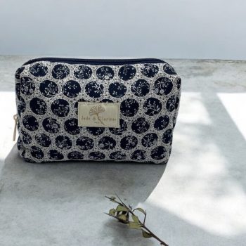 Trousse Flora en coton Jade & Clarisse motifs ronds dentelle bleu marine & blanc