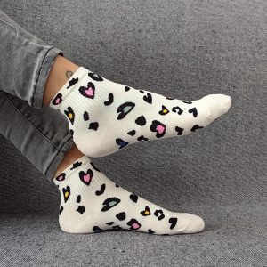 Paire de chaussettes blanches en coton à motifs coeurs colorés