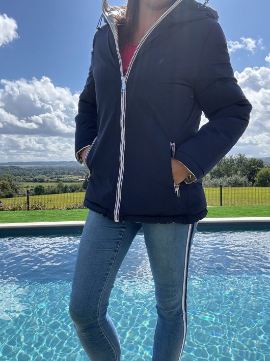 Melya Melody - Manteau court réversible et imperméable matelassé bleu marine/doré - Curvy