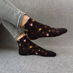 Paire de chaussettes noires en coton à motis coeurs colorés